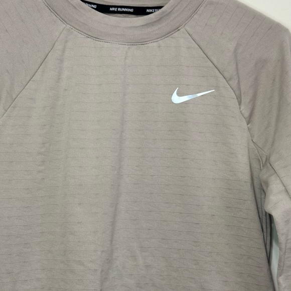 Nike Women’s Small Gray Long Sleeve Therma Fit Top - Picture 2 of 9